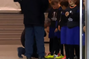 بالفيديو...  مورينيو يتدخل لإنقاذ طفل من ورطته!