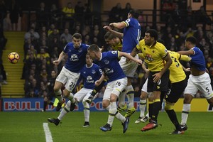 أوكاكا يقود واتفورد لقلب الطاولة على إيفرتون واستعادة الانتصارات بالدوري الإنجليزي