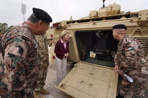 وزيرة الدفاع الألمانية تسلم 16 مركبة قتال مدرعة للأردن