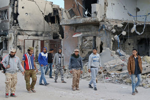 خروج عدد قليل من حي محاصر في بنغازي بعد إعلان وقف إطلاق النار