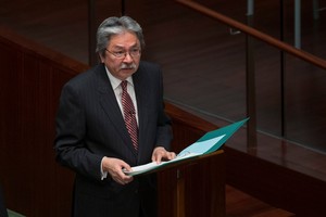 استقالة وزير مالية هونغ كونغ وشائعات عن احتمال ترشحه لرئاسة حكومة المنطقة