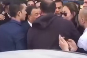 بالفيديو... متظاهرون يعتدون بالضرب على إعلاميين مصريين