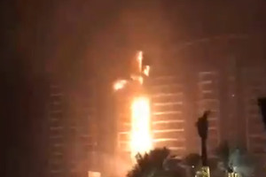 حريق في أحد المباني بجريرة النخلة في دبي...ولا اصابات