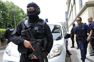 السلطات الفرنسية تحتجز 11 شخصا للاشتباه في مساعدتهم منفذ هجوم نيس