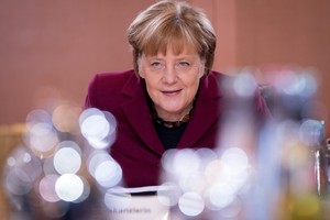 ميركل وأولاند يجتمعان في برلين قبيل قمة الاتحاد الأوروبي