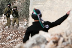 قوات إسرائيلية تعتقل 8 فلسطينيين من الضفة الغربية