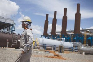 أوبك تشير إلى فائض نفطي أكبر في 2017 حال عدم تخفيض الإنتاج