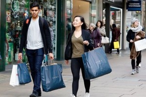 ارتفاع أسعار الملابس والوقود يدفع التضخم في بريطانيا لأعلى مستوياته منذ عامين