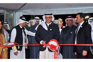 وزير 'الإعلام' يفتتح مهرجان العيد الوطني في حلبة البحرين وينوه بالمنجزات والمكتسبات