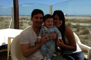 ميسي سيتزوج والدة طفليه في 2017 