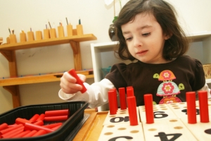 “منهج مونتيسوري”.. اتخذيهِ مُعلماً لطفلكِ