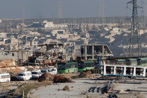 رفع العلم السوري في شرق حلب... ونحو ألف شخص تم اجلاؤهم في الدفعة الاولى