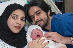 للمرة الأولى... إماراتية تنجب طفلاً باستخدام مبيض مجمد من طفولتها