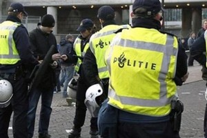 الشرطة البولندية تطالب المحتجين أمام البرلمان بالمغادرة