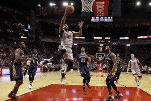 بالفيديو... هاردن يقود روكتس للفوز على بليكانز في دوري السلة الأميركي