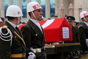 بالصور... جنازة عسكرية للجنود قتلى انفجار سيارة ملغومة في تركيا