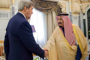 بالصور... كيري يصل الرياض ويبحث مع العاهل السعودي وولي عهده مستجدات الأوضاع في المنطقة