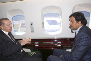 بالصور... أمير قطر والرئيس التركي يقومان بجولة جوية بـ 'الهليكوبتر' على طرابزون