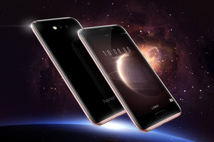 'هواوي' تكشف عن هاتف 'Honor Magic' بجسمٍ منحنٍ من جميع الزوايا