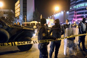 بالفيديو و الصور... مقتل السفير الروسي في أنقرة... ومجلس الأمن يناقش القضية اليوم