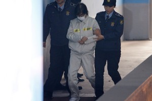 صديقة رئيسة كوريا الجنوبية تنفي الاتهامات الموجهة لها في أول يوم من محاكمتها