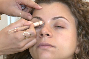 تعرف على طريقة وضع مكياج العزاء في السعودية وأسعاره تبدأ من 50 ريال!