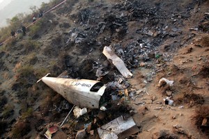 موظفو الخطوط الباكستانية يذبحون خروفاً من أجل الفأل الحسن بعد تحطم إحدى الطائرات