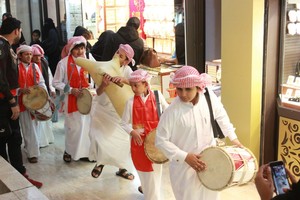 بالصور...فرقة موسيقية ناشئة تؤدي معزوفات تراثية بمناسبة الأعياد الوطنية في سوق المنامة القديم