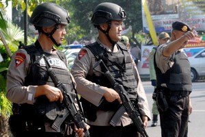 الشرطة الإندونيسية تعتقل ثلاثة فيما يشتبه أنه مخطط لتفجير انتحاري