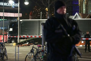 هولاند يحذر من 'مستوى عالٍ من التهديد' الارهابي في فرنسا... وميركل: اعتداء برلين 'عمل ارهابي'