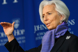 لاغارد غير راضية عن القرار الفرنسي لكنها مستعدة لمواصلة مهامها