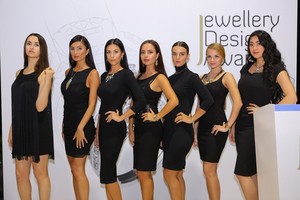 بالصور: المصممة مها السباعي تكرم الفائزين في أسبوع دبي للمجوهرات