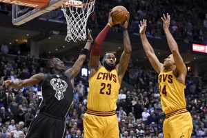 بالفيديو... كافاليرز يفوز بعد وقت إضافي ووريورز يسحق جاز في دوري السلة الأميركي