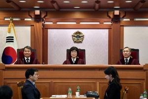 البرلمان الكوري الجنوبي يستجوب مساعداً وممرضة سابقين لرئيسة البلاد