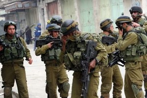 إصابة شاب فلسطيني واعتقال آخر خلال مداهمات للجيش الاسرائيلي بالضفة الغربية