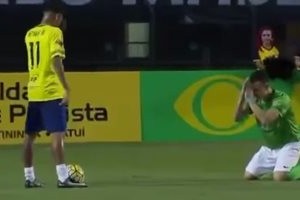 بالفيديو... لاعب يتوسل إلى نيمار لعدم مراوغته!