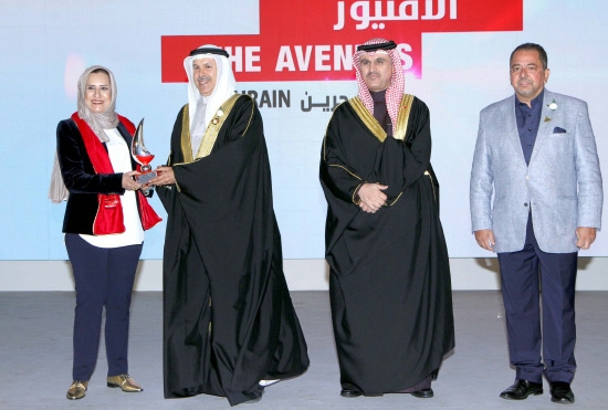 ﻿شعاع القاطي تتسلم درع التكريم من محافظ العاصمة