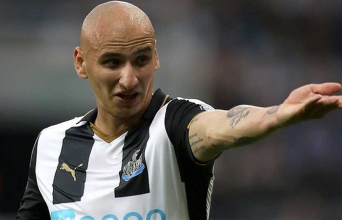 الاتحاد الإنجليزي يعاقب لاعبا وصف لاعباً عربياً بـ'الحقير'!