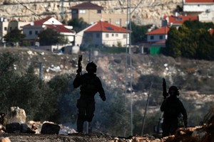 قوات إسرائيلية تعتقل 4 فلسطينيين من الضفة الغربية