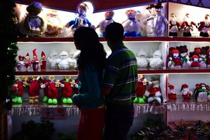 بالفيديو والصور: مهنة صناعة زينة الميلاد تنأى بمدينة مكسيكية عن العنف والمخدرات 