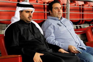 عيسى بن علي يشهد اللقاء الودي لمنتخبنا الوطني لكرة السلة ضد المحترفين