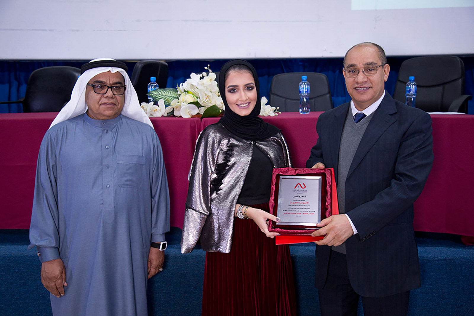 بالصور... قصائد وطنية تلهب الجمهور في الجامعة الأهلية