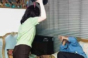 العنف ضد الرجل.. إمرأة ألمانية تطعن زوجها بسكين المطبخ في بطنه