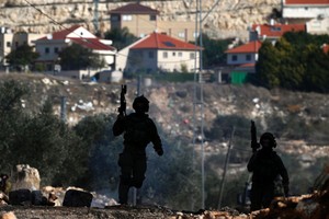 قوات إسرائيلية تعتقل 4 فلسطينيين من الضفة الغربية