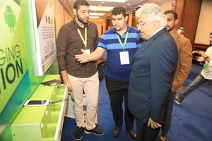 طلبة جامعة البحرين يطوّرون محطة لشحن الهواتف تعمل بالطاقة المتجددة