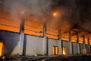 اعتقال ثلاثة أشخاص في ألمانيا بعد اشتعال حريق متعمد في نزل لاجئين