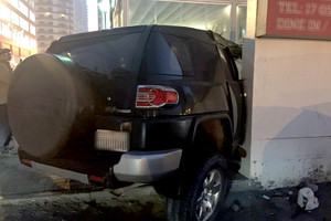 بالصور: فتاة تفقد السيطرة على السيارة... فتصدم جداراً بالجفير