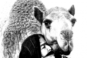 المخرجة الإماراتية نجوم الغانم: أضع شخصيات أفلامي في مواقف تتطلب الارتجال