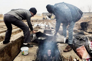 بالصور... موجة سخط في إيران بعد نشر صور لأشخاص ينامون داخل قبور