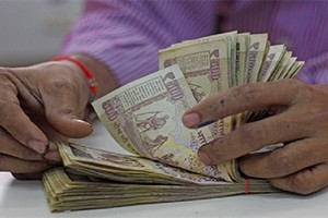 فقيرة هندية تتلقى 13 مليون دولار في حسابها البنكي عن طريق الخطأ